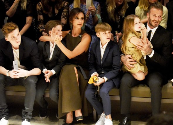 Бекхэмы с детьми: 16-летний Бруклин, 12-летний Ромео, 10-летний Круз и 4-летняя дочка Харпер Бекхэмы с детьми: 16-летний Бруклин, 12-летний Ромео, 10-летний Круз и 4-летняя дочка Харпер