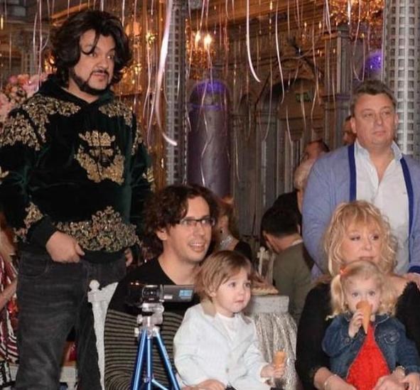 Знаменитые родители с детьми: дочкой Лизой и сыном Гарри