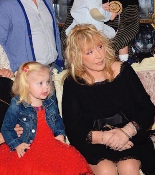 Маленькая Лиза копия мамы, а Гарри – вылитый папа