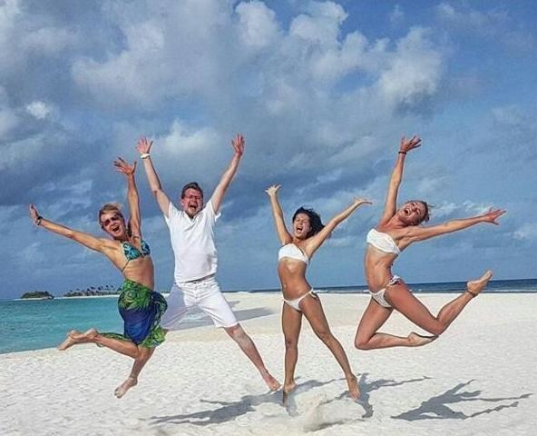 На свадьбу Нюши были приглашены только родные и близкие друзья пары На свадьбу Нюши были приглашены только родные и близкие друзья пары