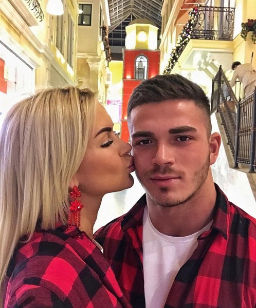 Марина Африкантова со своим женихом Романом Капаклы