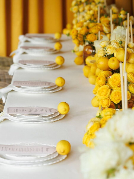 свадебный банкет Бородиной был оформлен лимонами и желтыми цветами