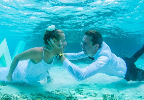 подводная свадебная фотосессия на море