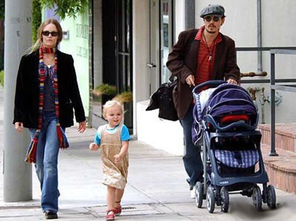 Ванесса Паради и Джонни Депп с детьми