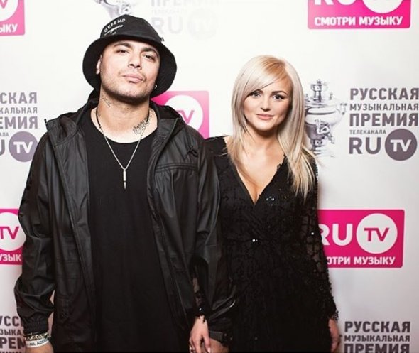 Рэпер Птаха со своей невестой Ланой Реутовой Рэпер Птаха со своей невестой Ланой Реутовой