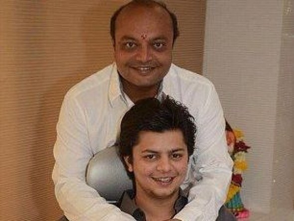 Махеш Савани с одним из своих сыновей Махеш Савани с одним из своих сыновей