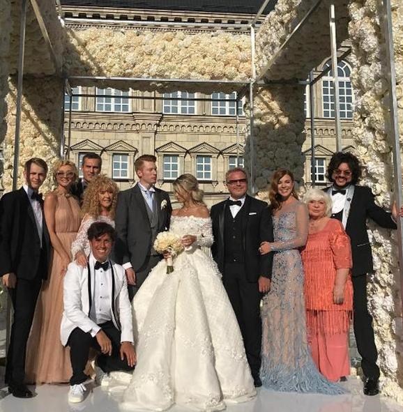 Никита Пресняков и Алена Краснова со своими гостями Никита Пресняков и Алена Краснова со своими гостями