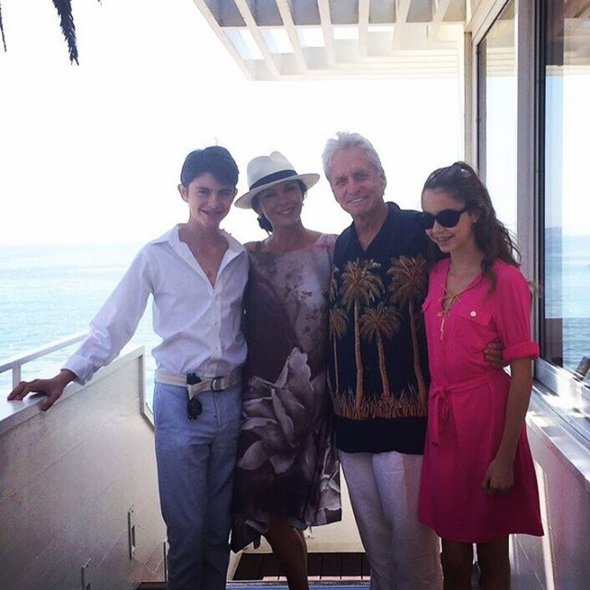 Кэтрин Зета-Джонс и Майкл Дуглас с сыном Диланом и дочерью Кэрис Кэтрин Зета-Джонс и Майкл Дуглас с сыном Диланом и дочерью Кэрис