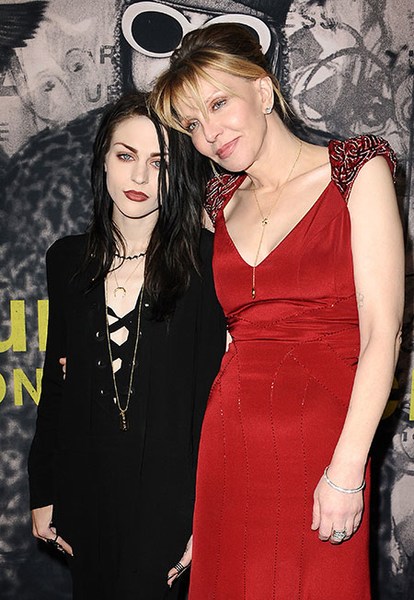 Фрэнсис Кобейн с матерью Кортни Лав Фрэнсис Кобейн с матерью Кортни Лав