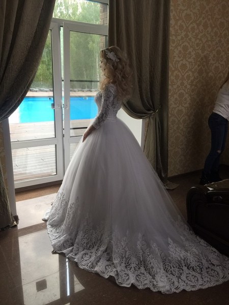 Для церемонии Ольга Коваль купила классическое свадебное платье с длинным шлейфом Для церемонии Ольга Коваль купила классическое свадебное платье с длинным шлейфом