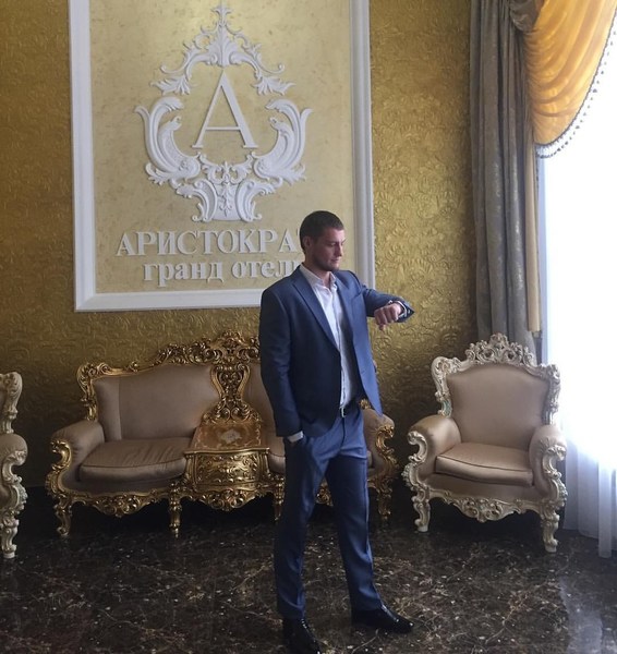 Свадебная фотосессия Ольги Коваль и Александра Задойнова проходила в гранд-отеле «Аристократ» Свадебная фотосессия Ольги Коваль и Александра Задойнова проходила в гранд-отеле «Аристократ»