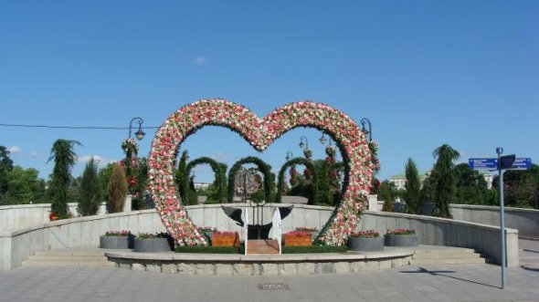 «Скамейка примирения» с цветочной аркой у входа на Лужков мост «Скамейка примирения» с цветочной аркой у входа на Лужков мост