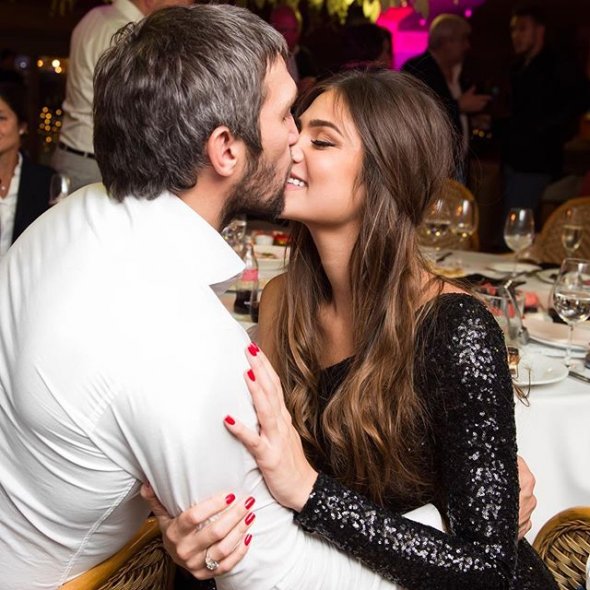 Александр Овечкина со своей невестой Анастасией Шубской