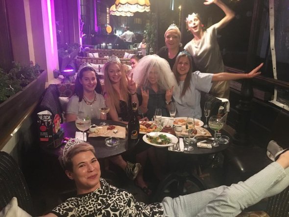 Девичник Юлии Топольницкой проходил в два этапа: в баре в Петербурге и на побережье Греции