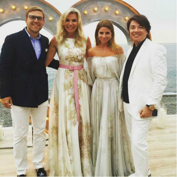 Валентин и Марина Юдашкины с дочерью Галиной и затем Петром Максаковым Валентин и Марина Юдашкины с дочерью Галиной и затем Петром Максаковым