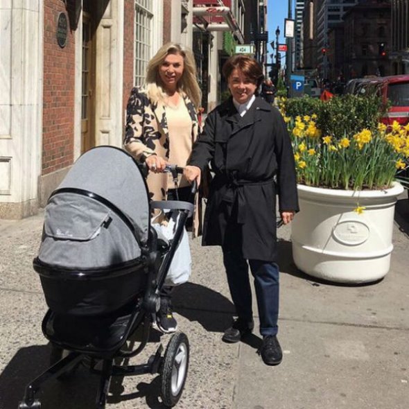 Юдашкины с годовалым внуком Анатолием Юдашкины с годовалым внуком Анатолием