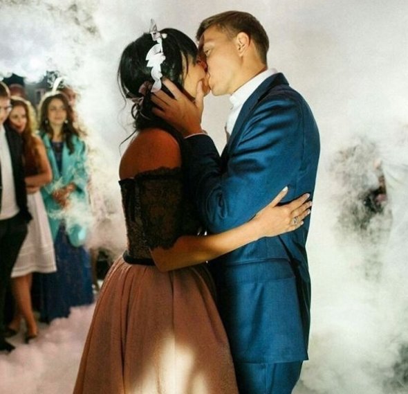 Для свадьбы Ермолаева купила сразу четыре платья!