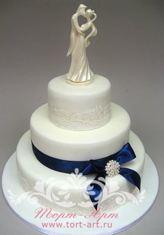 «С лентой и брошью»