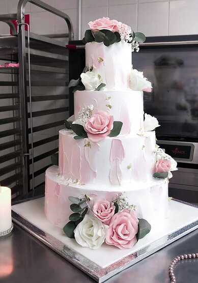 Свадебный торт Розы на снегу (I132968) - Компания Iris Delicia