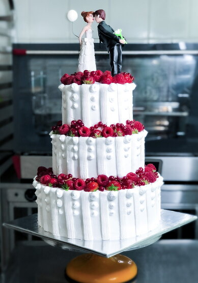 Торт на свадьбу Ягодный с фигурками (I132969) - Компания Iris Delicia