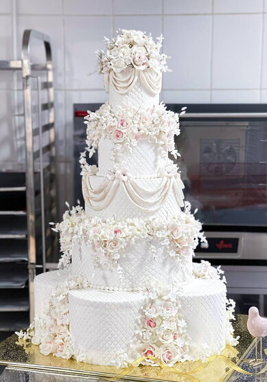 Свадебный торт Цветочный каскад (I132972) - Компания Iris Delicia