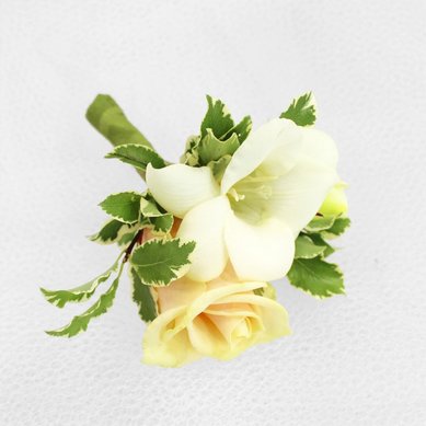 Бутоньерка С8835 - Профессиональная флористика по доступным ценам Страна цветов