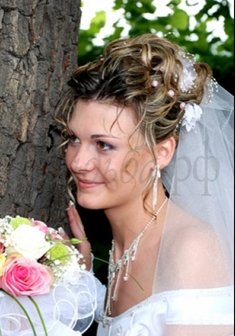 «Прическа с отдельными прядками.»