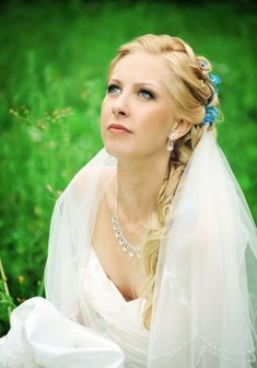 Cвадебная прическа счастливая (С12066) в греческом стиле