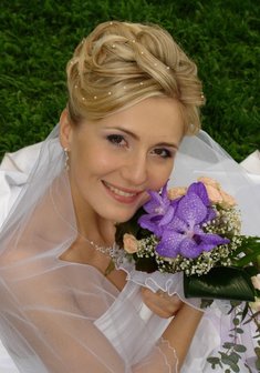 «Высокая прическа со стразами»