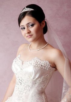 «Гладкая высокая прическа с диадемой»