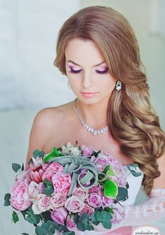 «с распущенными волосами»