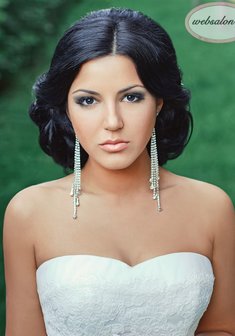 «с собранными волосами»