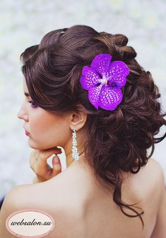 «Свадебная прическа с живыми цветами»