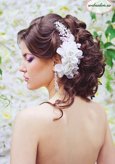 «Свадебная прическа с украшением»