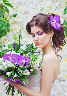 «Собранная прическа с живыми цветами»