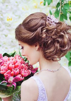 «Свадебная прическа с живыми цветами»