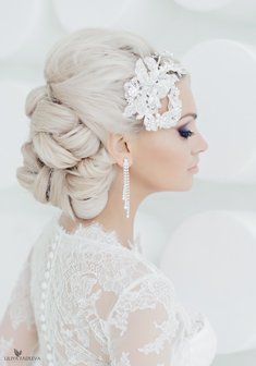 «Собранная прическа с украшением»