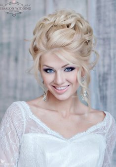 «Собранная прическа с украшением»