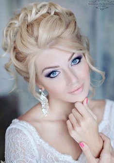 «Свадебная прическа с украшениями»