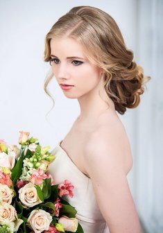 «Собранная прическа Элиж»