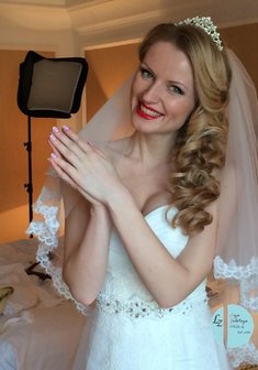 «Свадебный макияж с красной помадой»