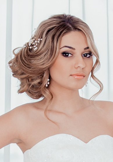 Прическа на свадьбу Собранная объемная прическа, макияж (С16524) - Стилист-визажист Олеся Чорная...