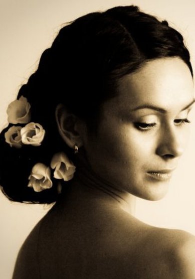 Свадебная прическа Низкий пучок с живыми цветами (С12131) - Стилист Анастасия Полякова...