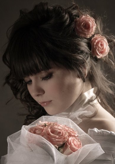 Прическа на свадьбу Для юных невест с живыми цветами (С12172) - Стилист Анастасия Полякова...