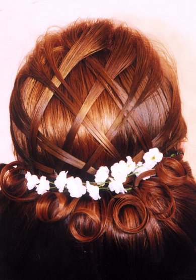 Прическа на свадьбу Плетёнка с цветами (С12238) - Стилист-визажист Ирина Вершинина