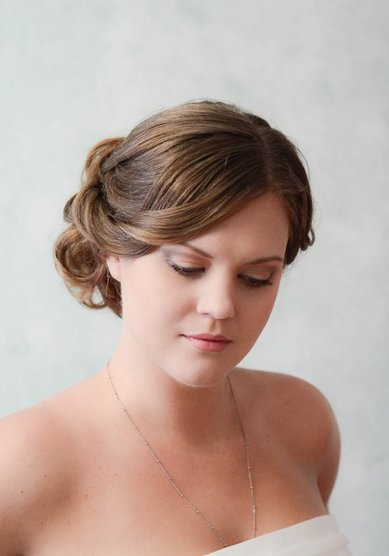Прическа на свадьбу Нежная прическа,низкий пучок (С14582) - Стилист Анастасия Полякова...