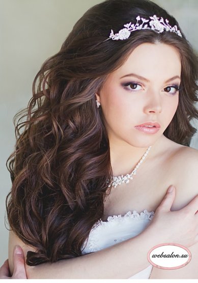 Прическа на свадьбу Свадебная прическа с диадемой (W15924) - Агентство стилистов Websalon Wedding...