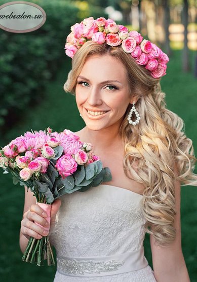 Прическа на свадьбу С живыми цветами (W15972) - Агентство стилистов Websalon Wedding