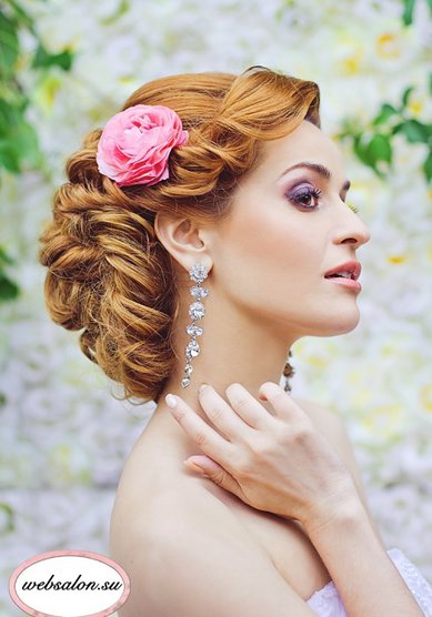Прическа на свадьбу С живыми цветами (W15976) - Агентство стилистов Websalon Wedding
