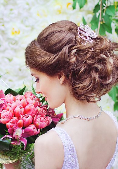 Свадебная прическа Свадебная прическа с живыми цветами (W15983) - Агентство стилистов Websalon Wedding...